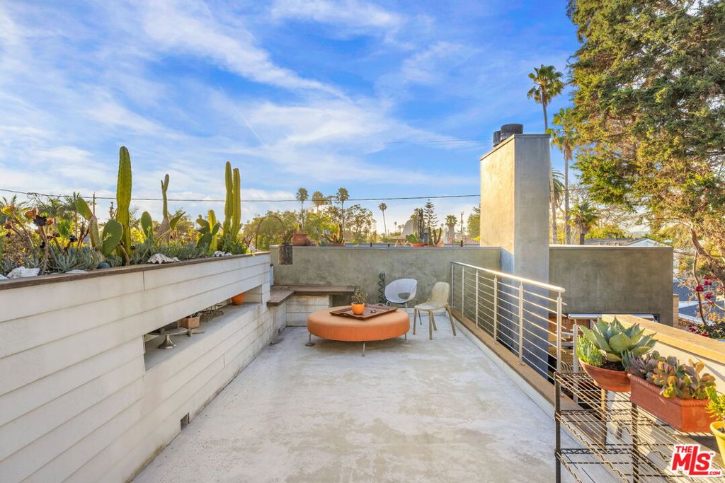 927 Amoroso Property Photo 38