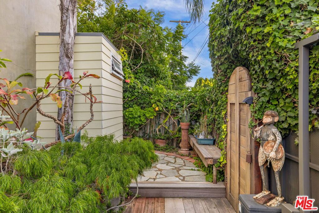 927 Amoroso Property Photo 43