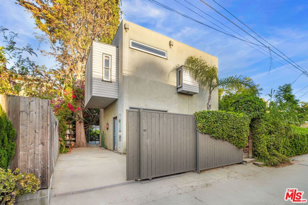 927 Amoroso Property Photo 45