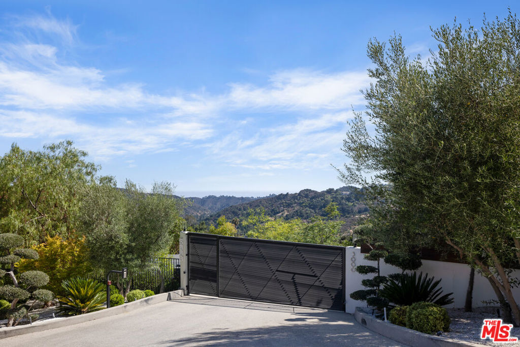 3000 Benedict Canyon Drive Property Photo 2