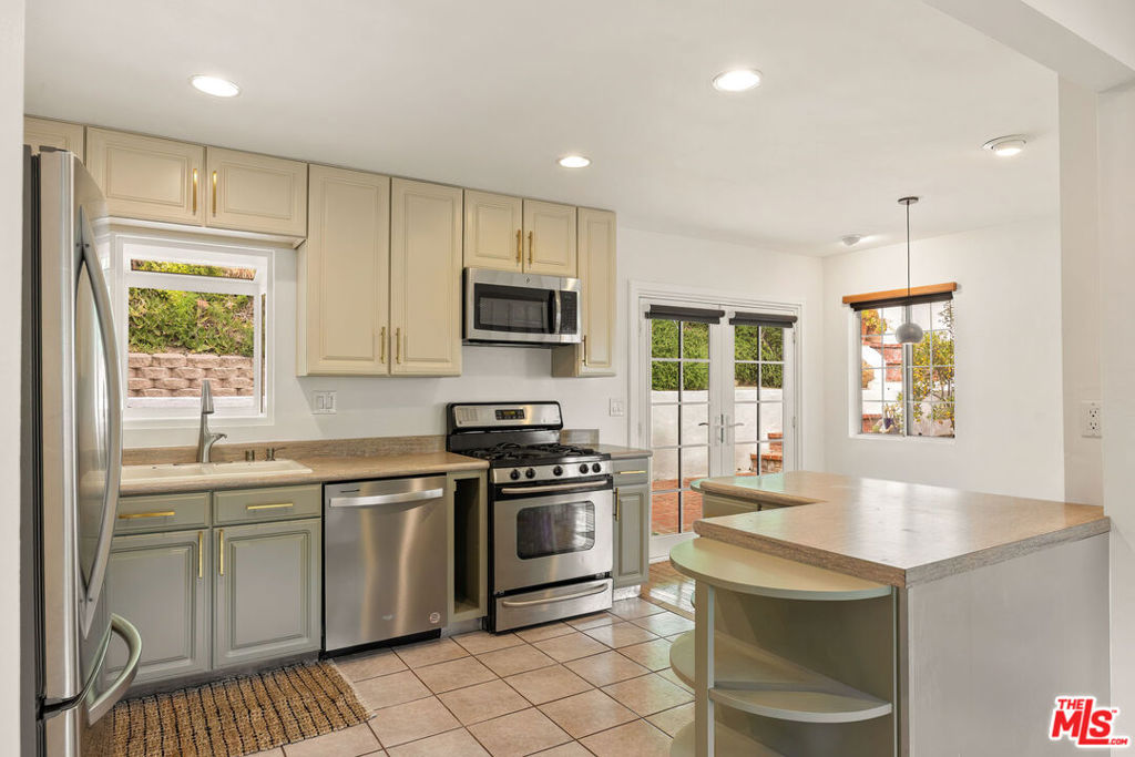 4115 Knobhill Drive Property Photo 4