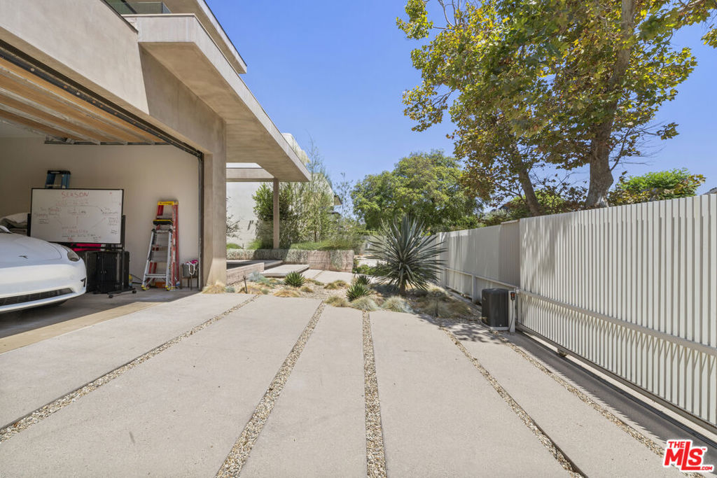 513 N Martel Avenue Property Photo 62