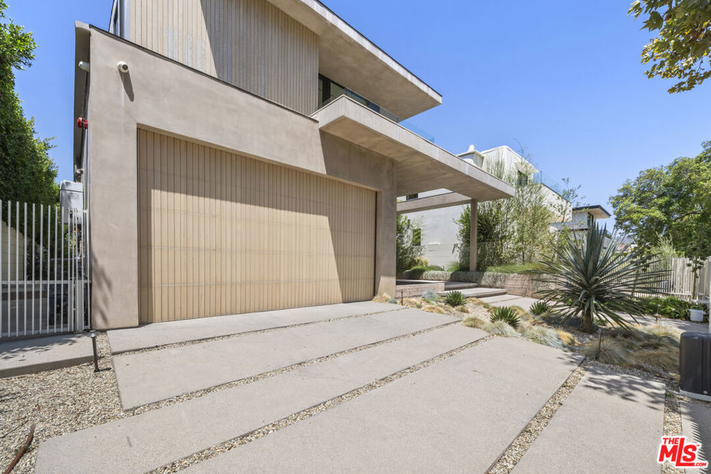 513 N Martel Avenue Property Photo 63