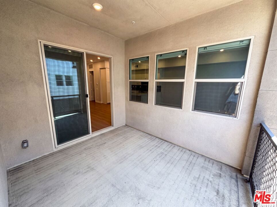 1718 Hollyleaf Terrace Property Photo 5