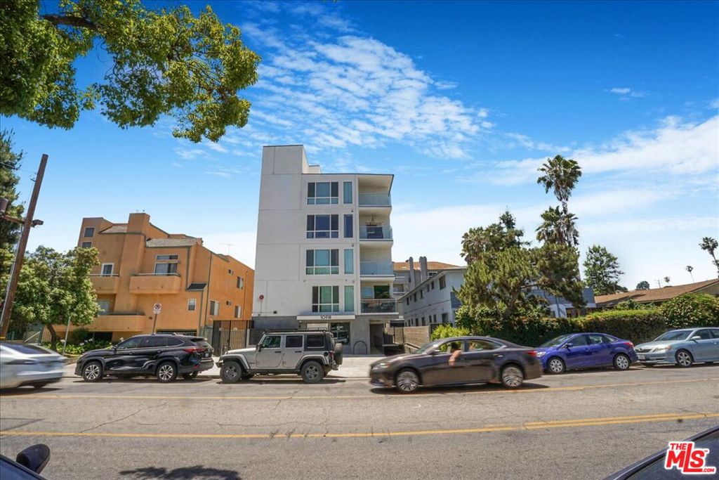 10918 Camarillo Street Property Photo 4