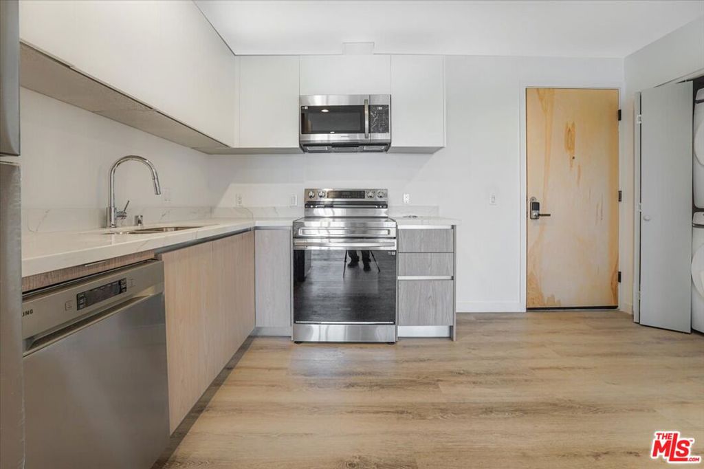 10918 Camarillo Street Property Photo 18