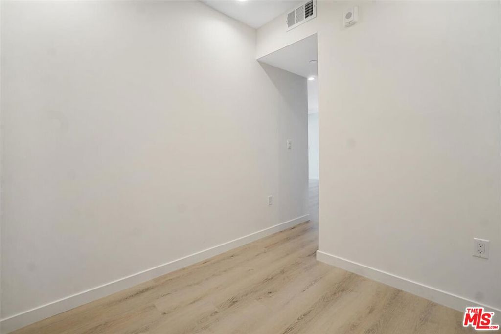 10918 Camarillo Street Property Photo 23