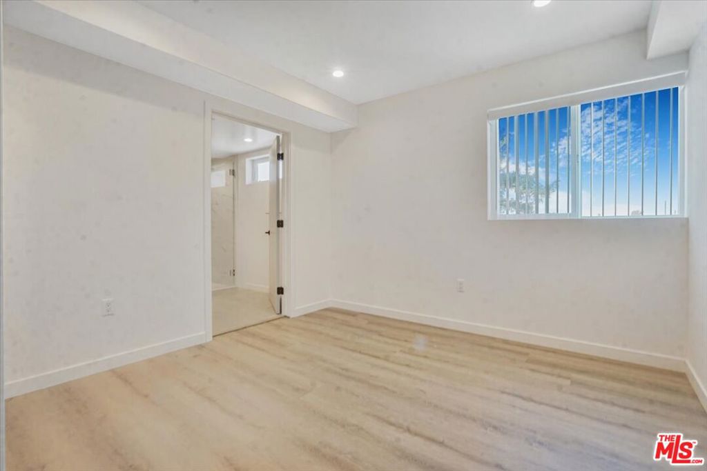 10918 Camarillo Street Property Photo 24