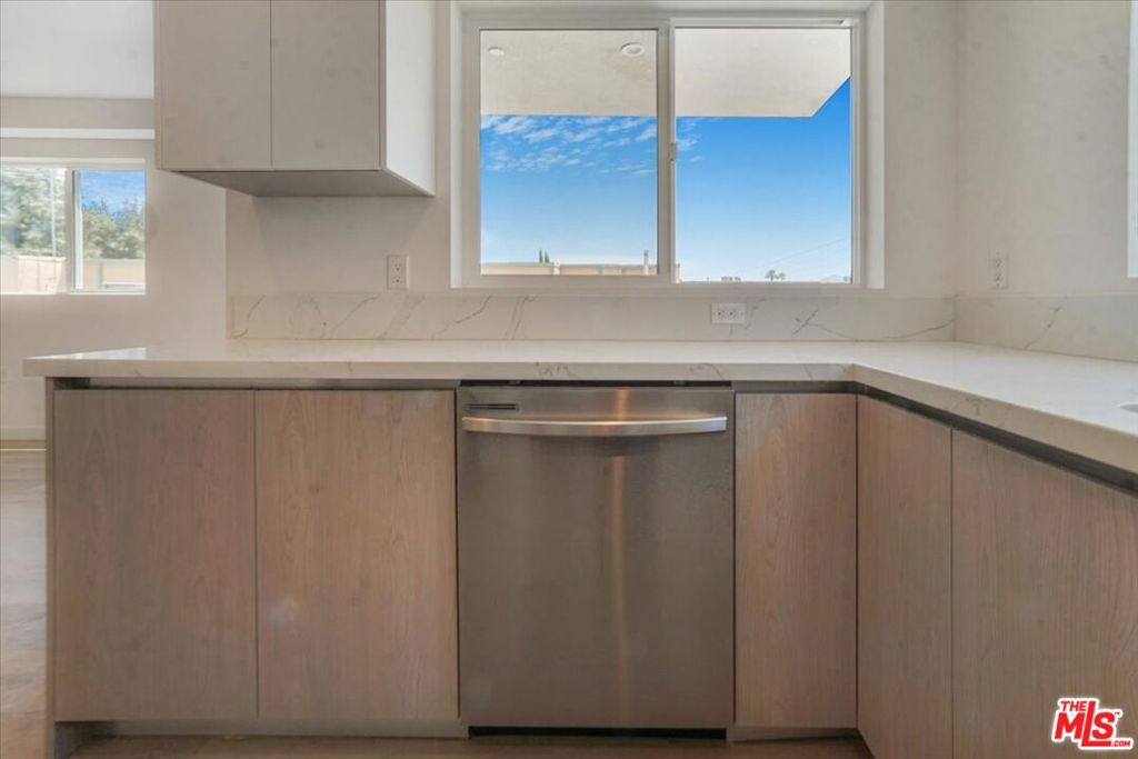 10918 Camarillo Street Property Photo 52
