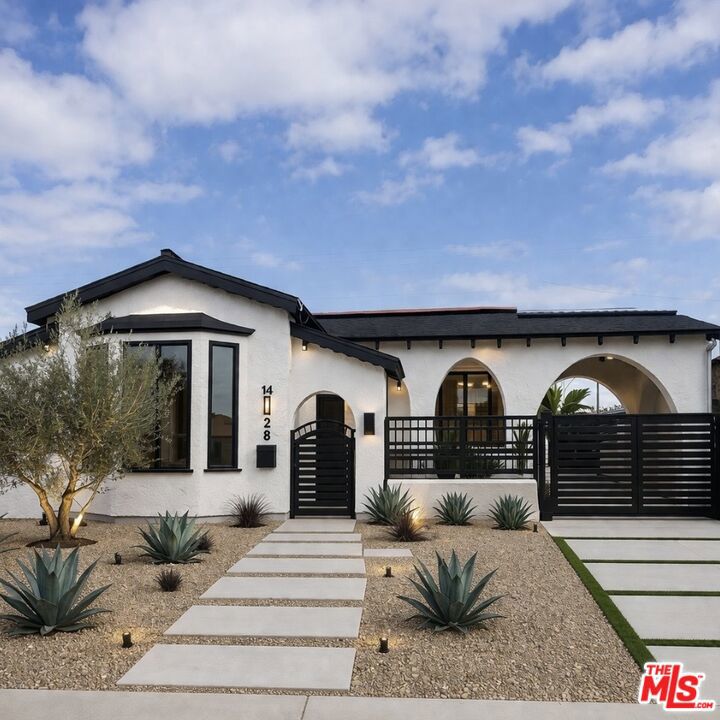 10022 S Manhattan Place Property Photo 1