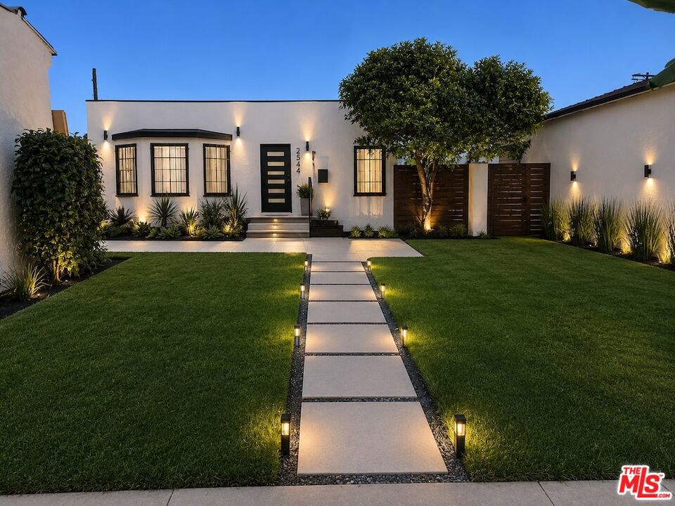 10022 S Manhattan Place Property Photo 6