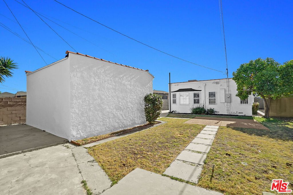 10022 S Manhattan Place Property Photo 9