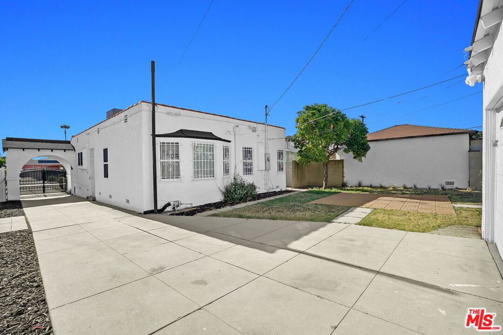 10022 S Manhattan Place Property Photo 11