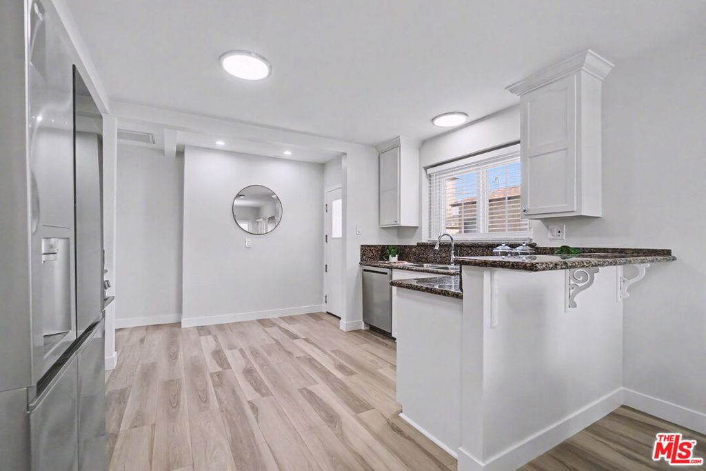 10022 S Manhattan Place Property Photo 13