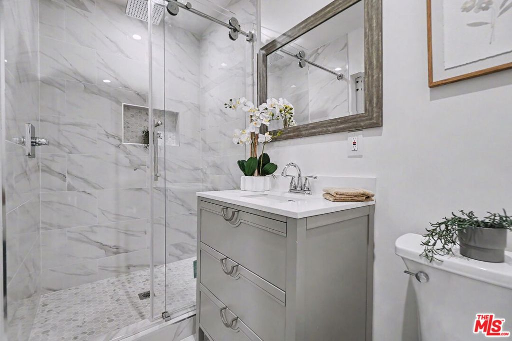 10022 S Manhattan Place Property Photo 16