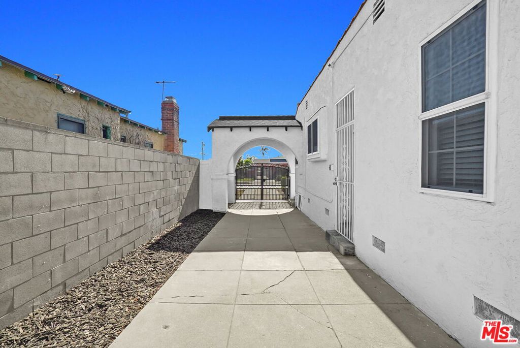 10022 S Manhattan Place Property Photo 19