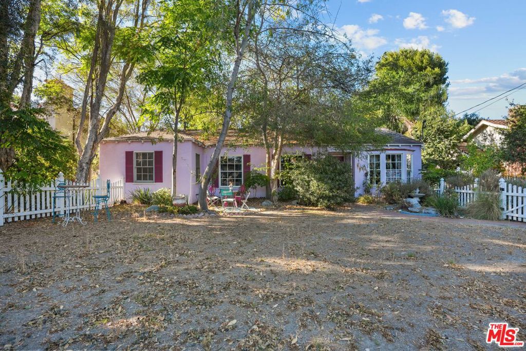 12201 Califa Street Property Photo 4