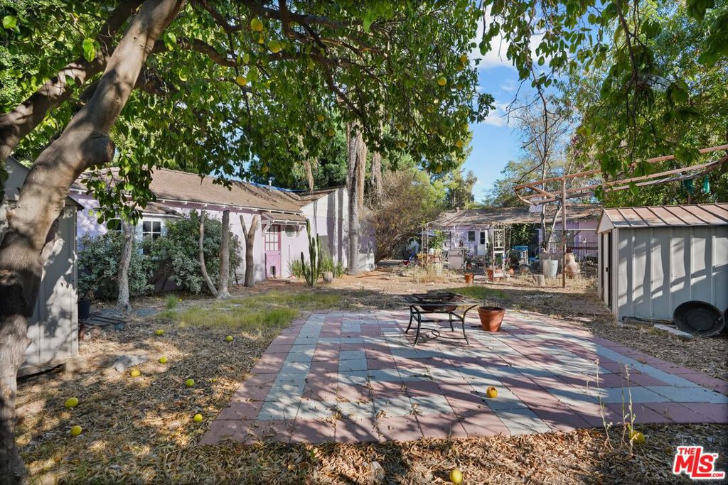 12201 Califa Street Property Photo 6
