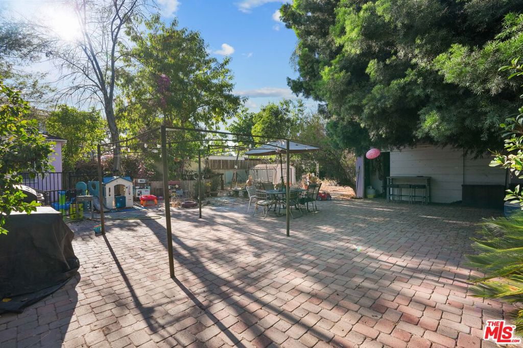 12201 Califa Street Property Photo 7