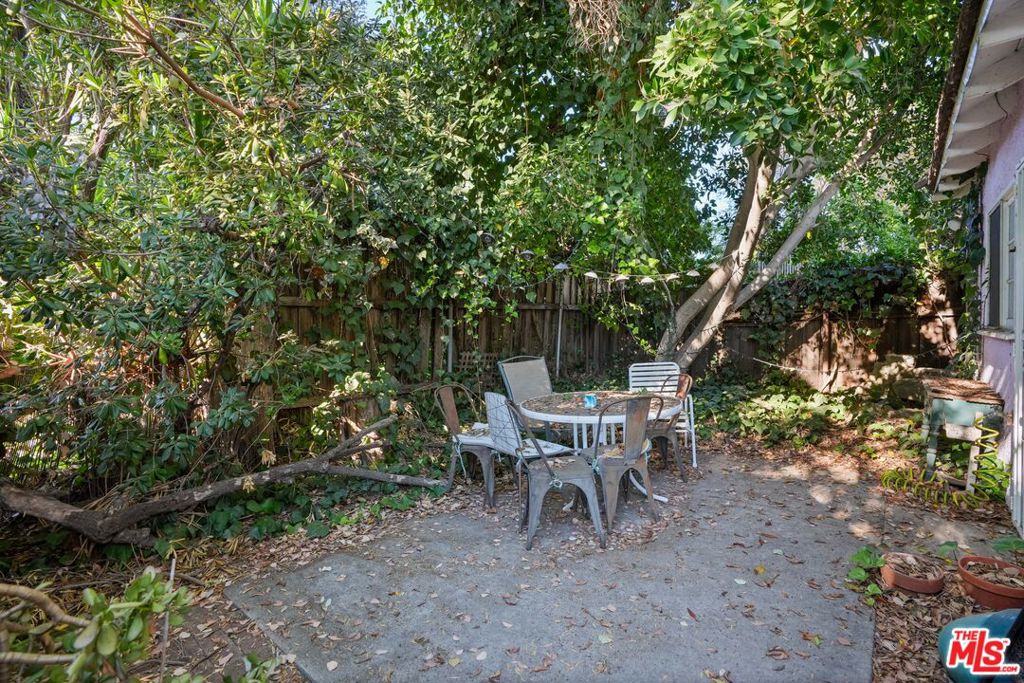 12201 Califa Street Property Photo 8