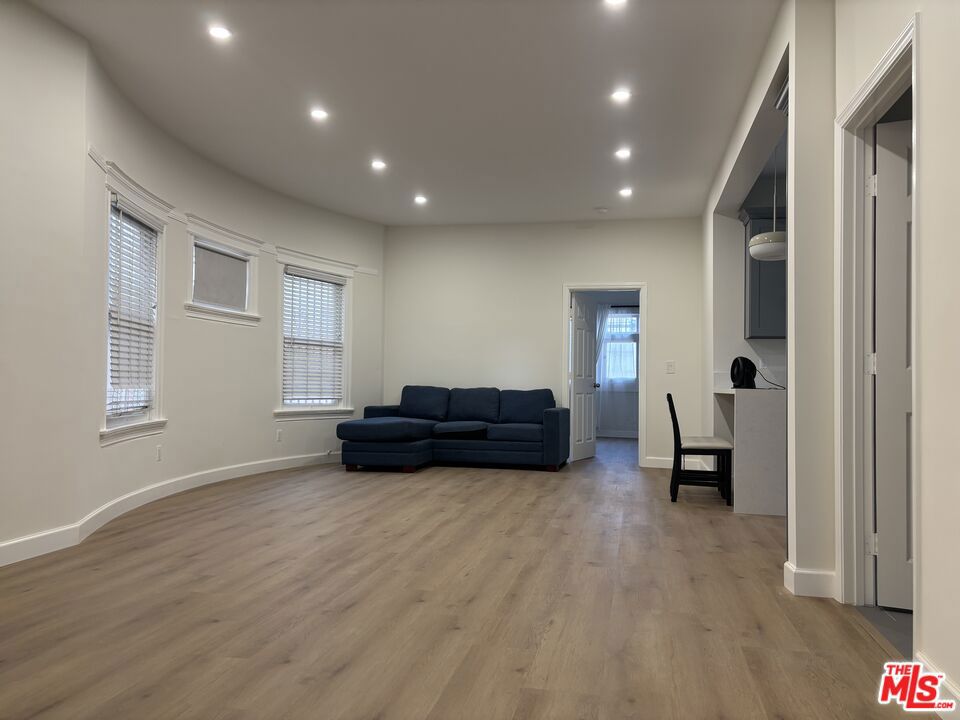 915 S Grand View Street Property Photo 3