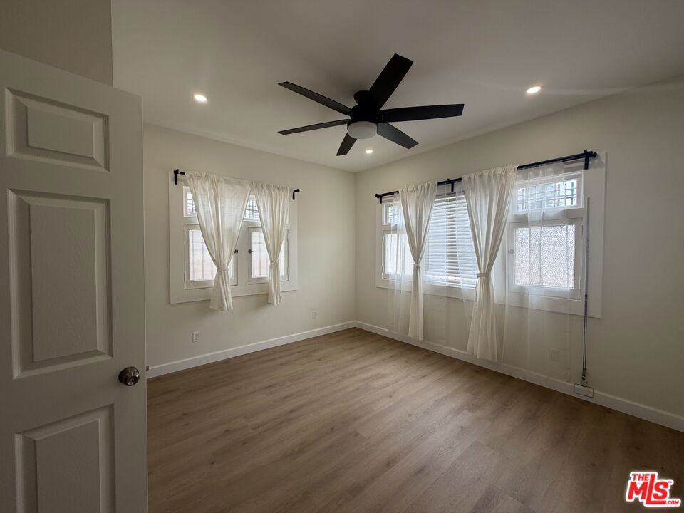 915 S Grand View Street Property Photo 4