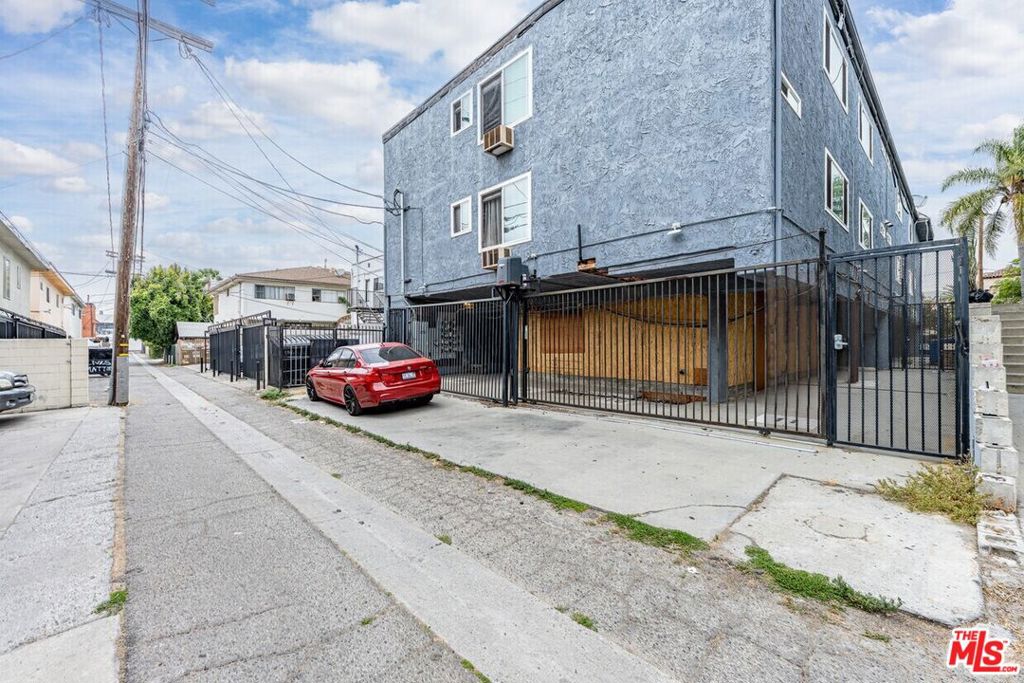 5912 Willoughby Avenue Property Photo 9