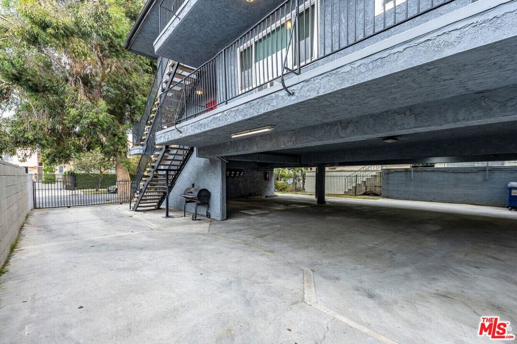 5912 Willoughby Avenue Property Photo 10