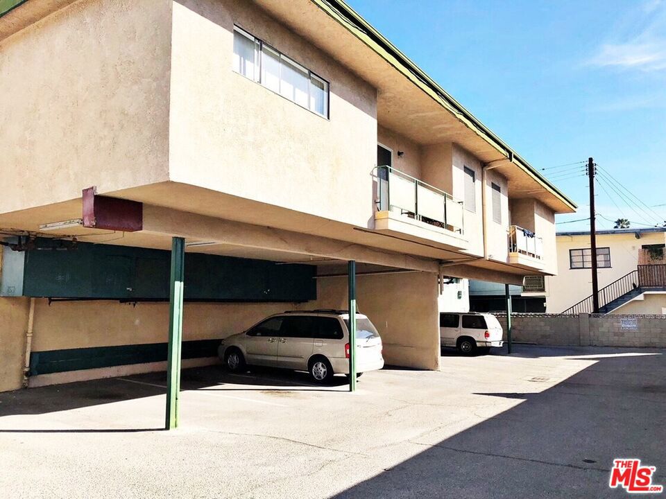 11940 Burbank Boulevard Property Photo 4
