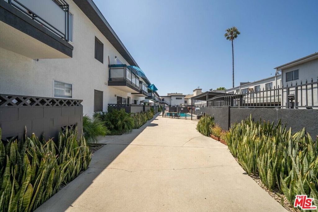 11940 Burbank Boulevard Property Photo 6