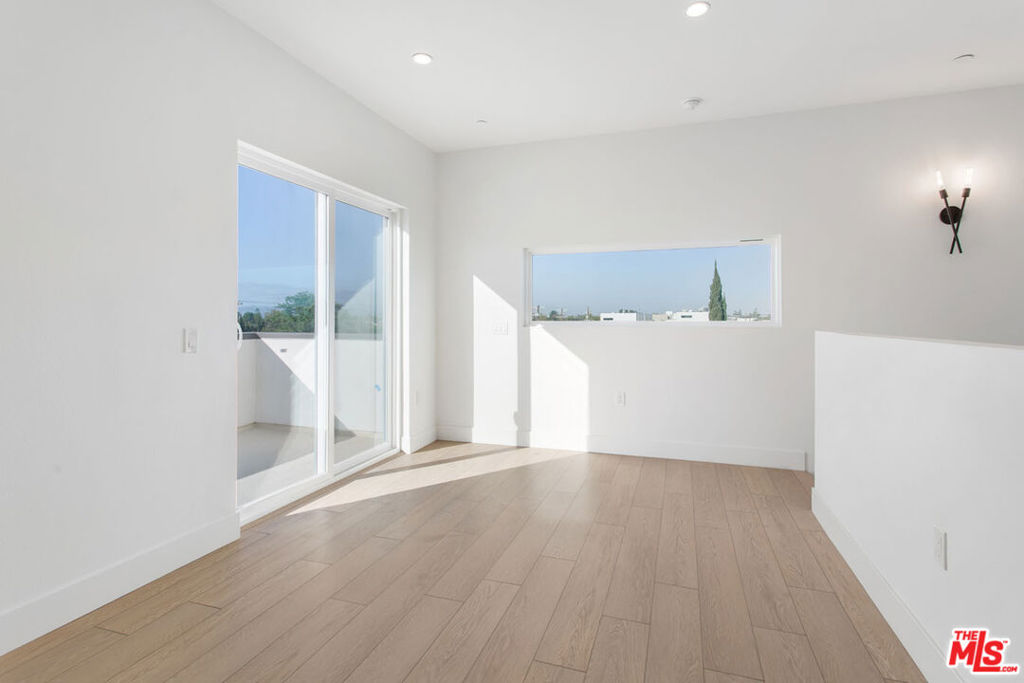 11212 W Victory Boulevard 7 Property Photo 5