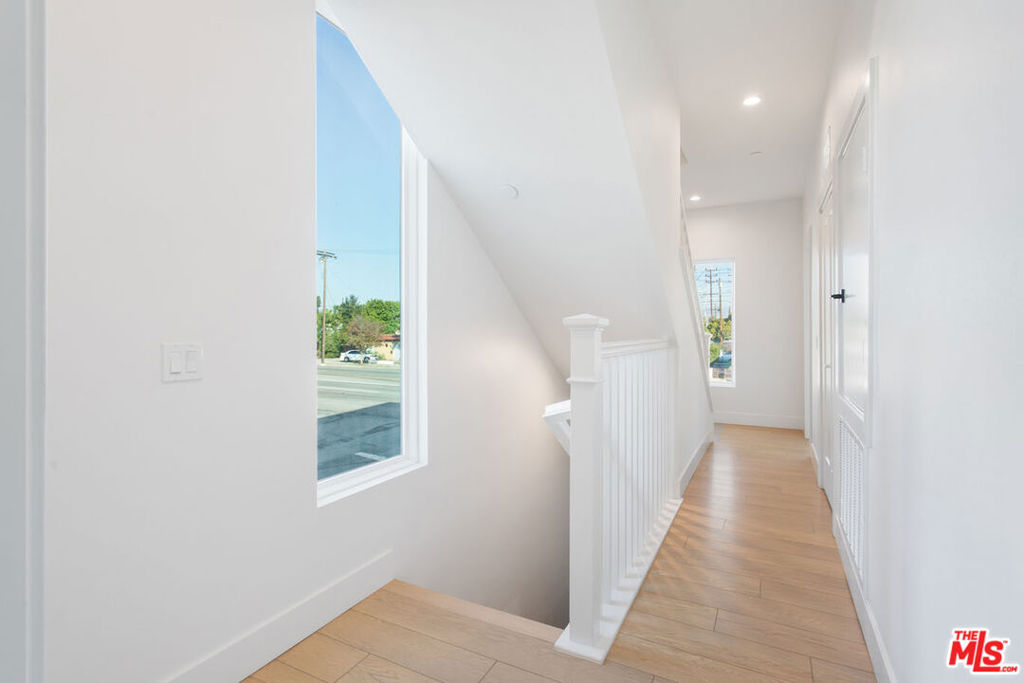11212 W Victory Boulevard 7 Property Photo 6