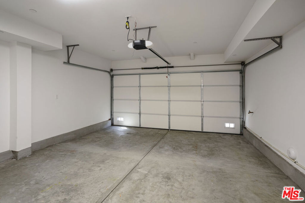 11212 W Victory Boulevard 7 Property Photo 21