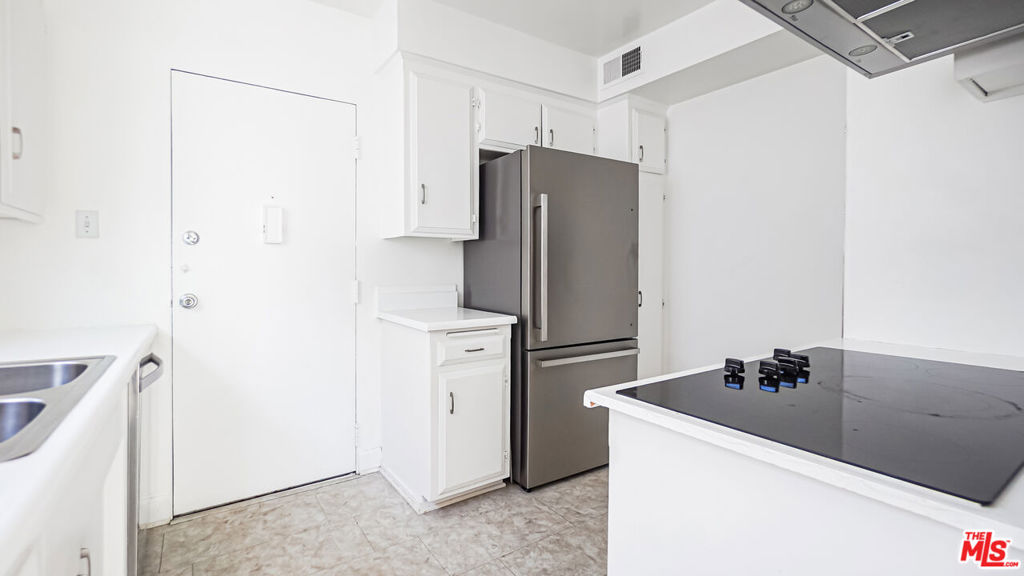 1525 N Hayworth Avenue 204 Property Photo 13