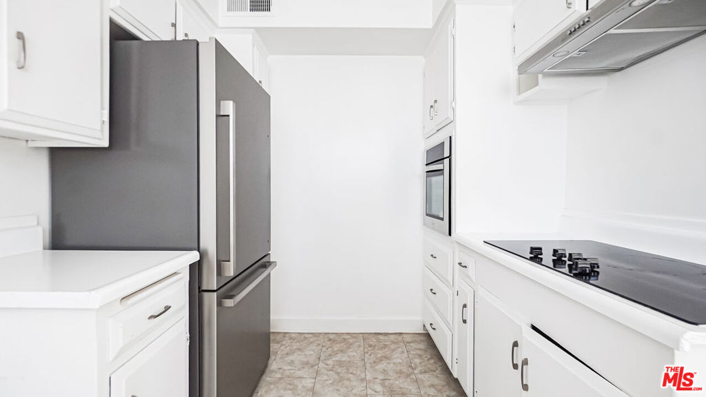 1525 N Hayworth Avenue 204 Property Photo 14