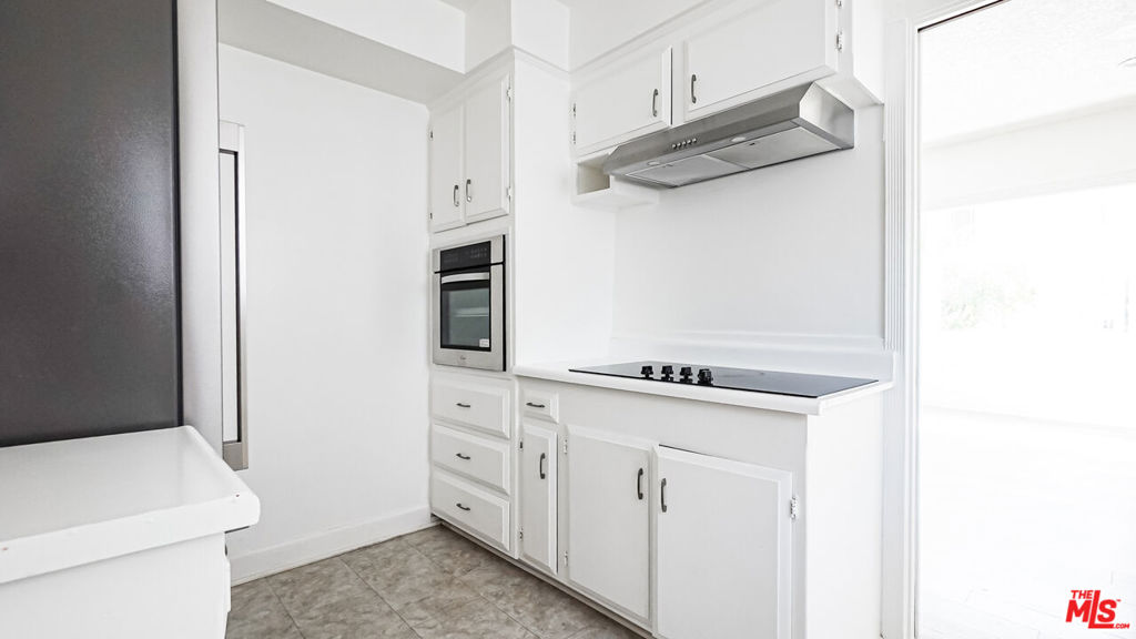 1525 N Hayworth Avenue 204 Property Photo 15