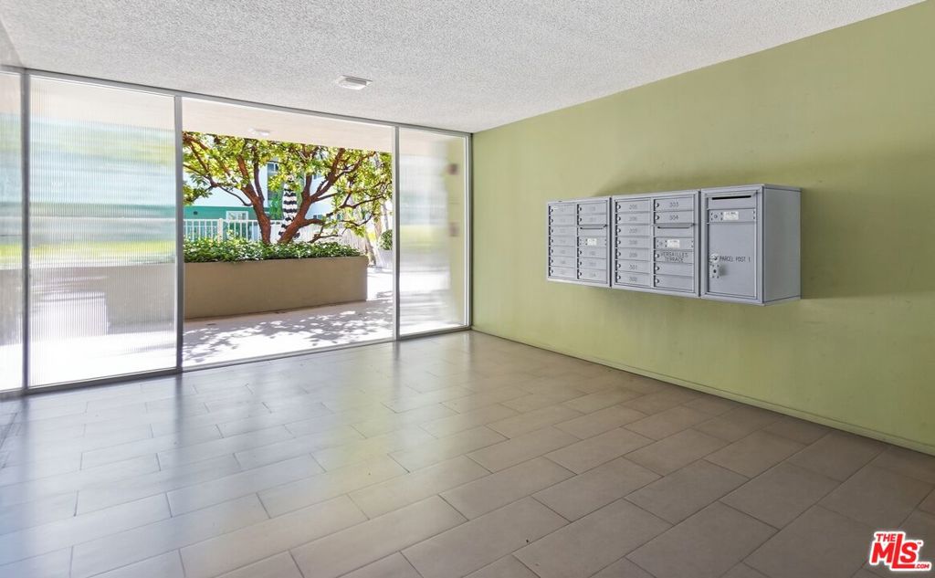 1525 N Hayworth Avenue 204 Property Photo 28