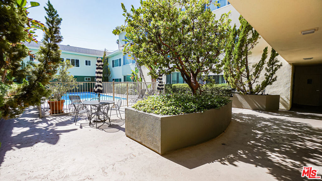 1525 N Hayworth Avenue 204 Property Photo 29