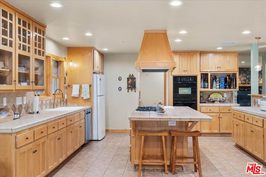 28200 Pine Canyon Road Property Photo 9