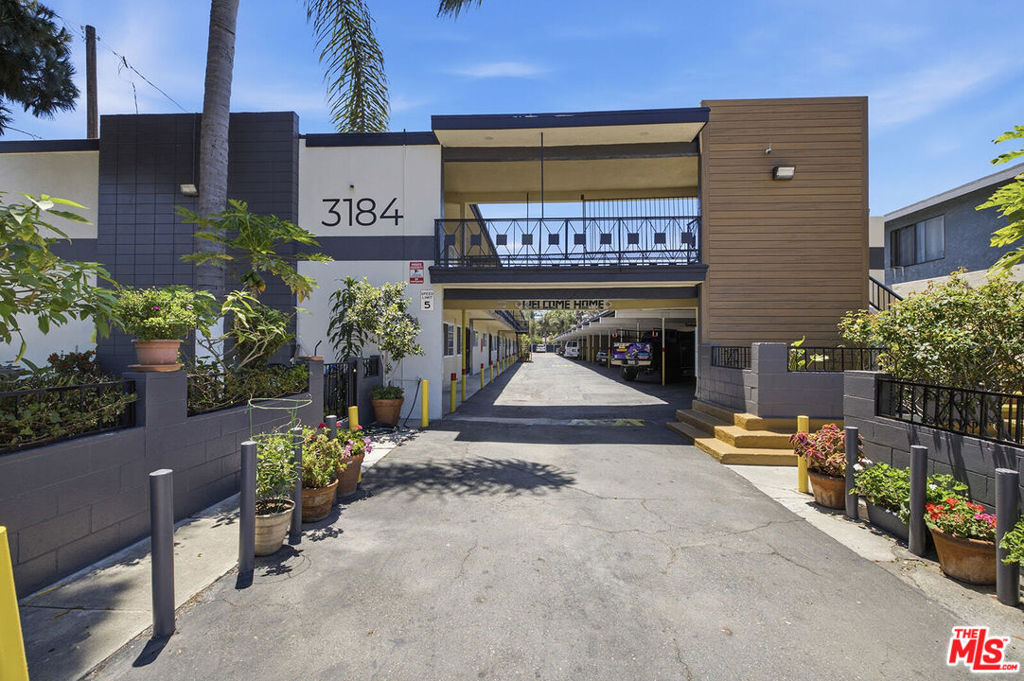 3184 El Segundo Boulevard Property Photo 1