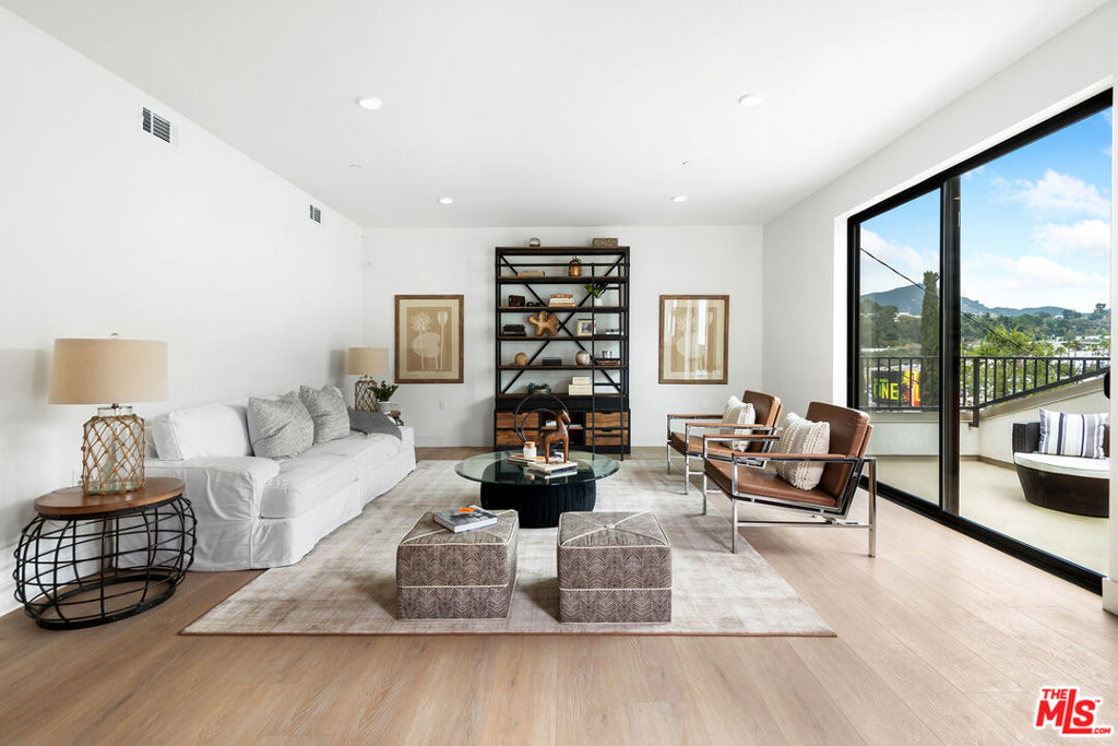 3659 1/2 Regal Place Property Photo 3