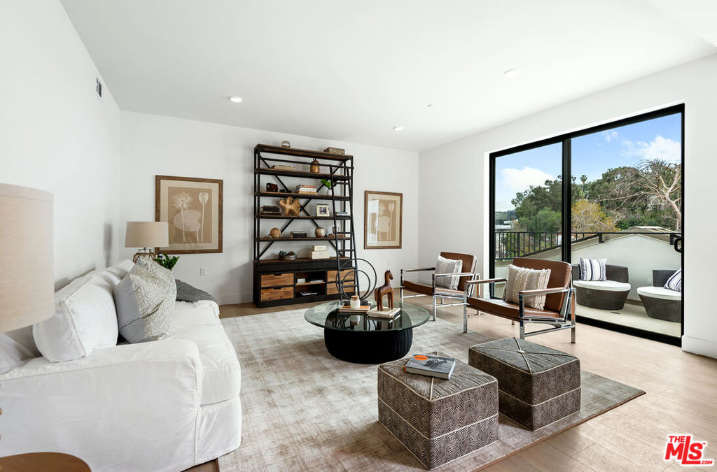 3659 1/2 Regal Place Property Photo 4