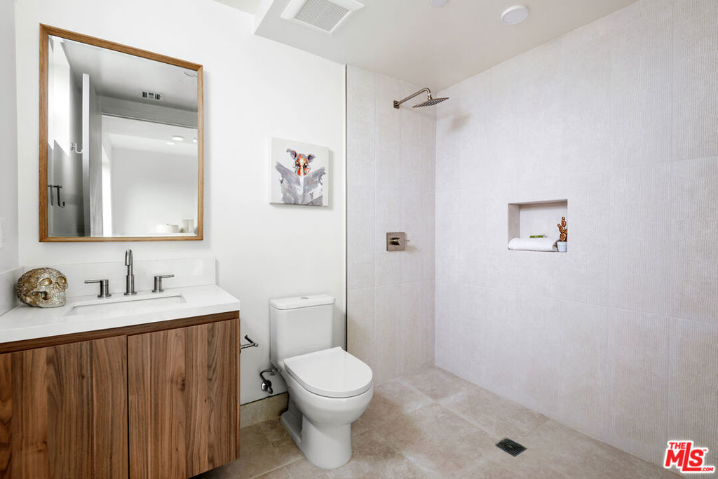 3659 1/2 Regal Place Property Photo 26