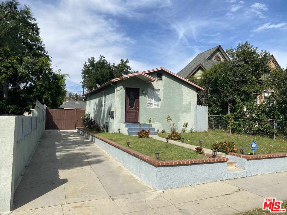 6417 Crescent Street Property Photo 2