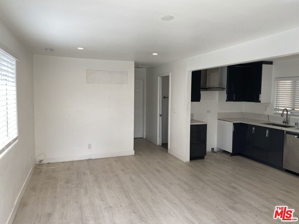 6417 Crescent Street Property Photo 4