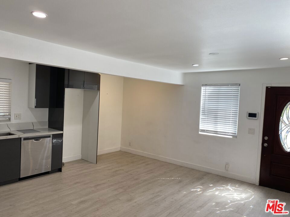 6417 Crescent Street Property Photo 6
