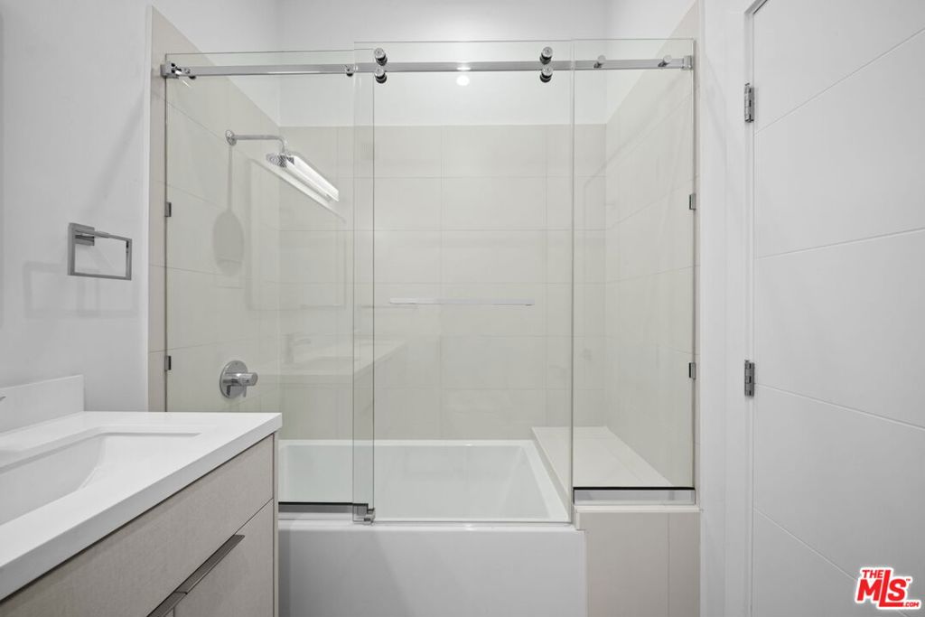 13846 Moorpark Street Property Photo 9