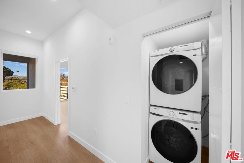 13846 Moorpark Street Property Photo 11