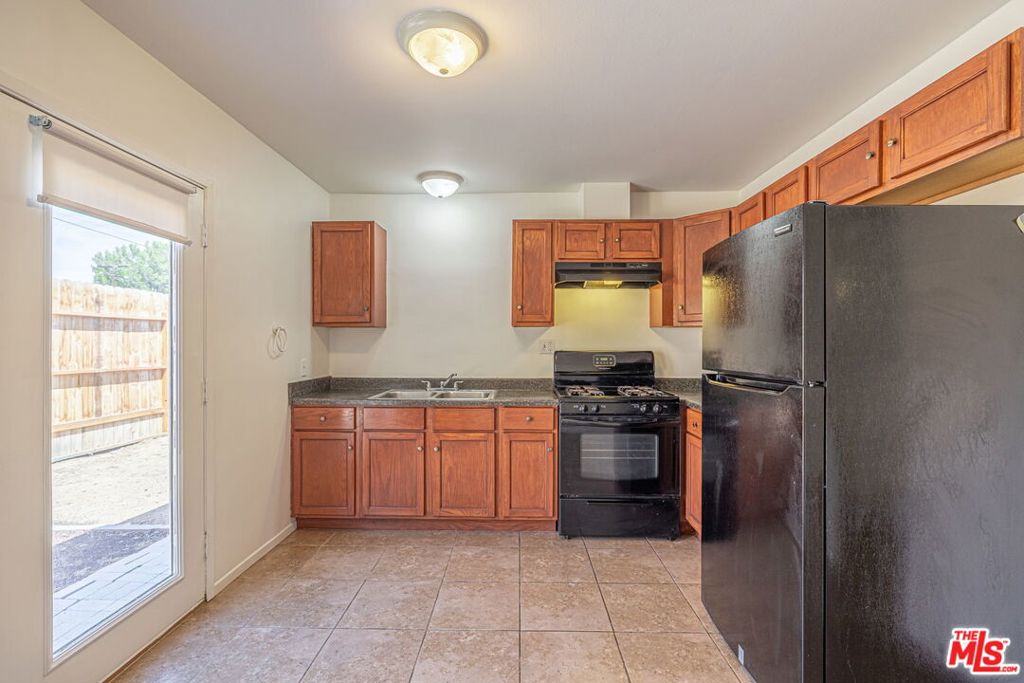 43033 39th Street Property Photo 14