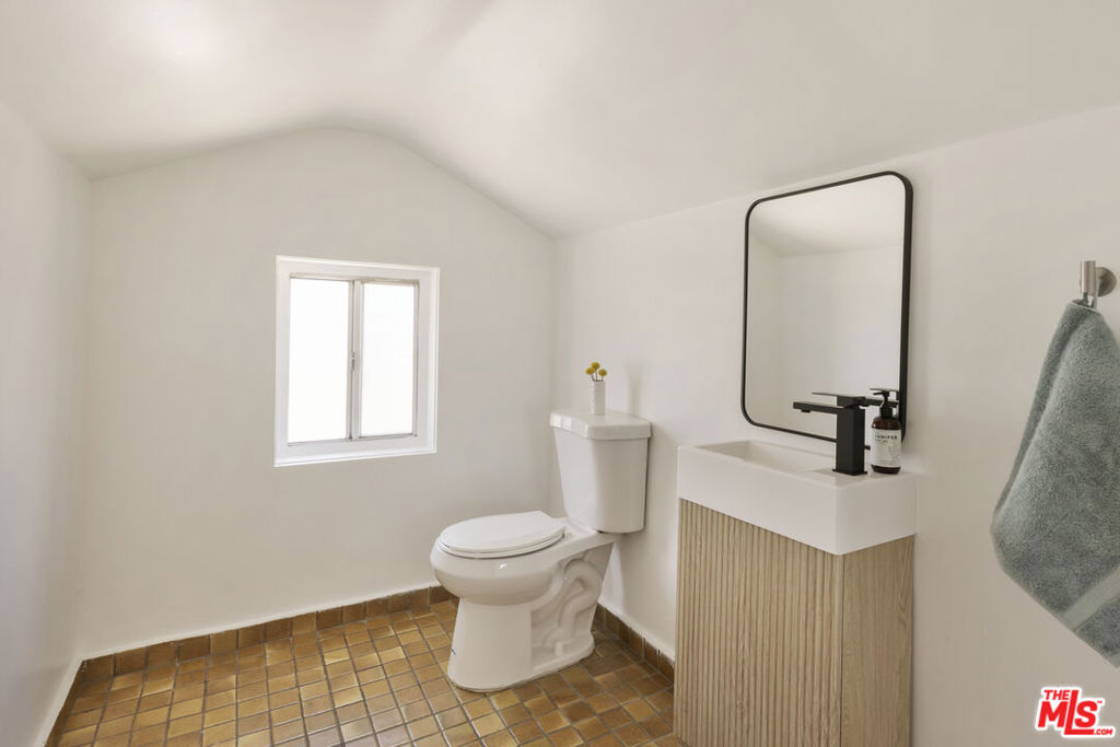 1561 Carmona Avenue Property Photo 23